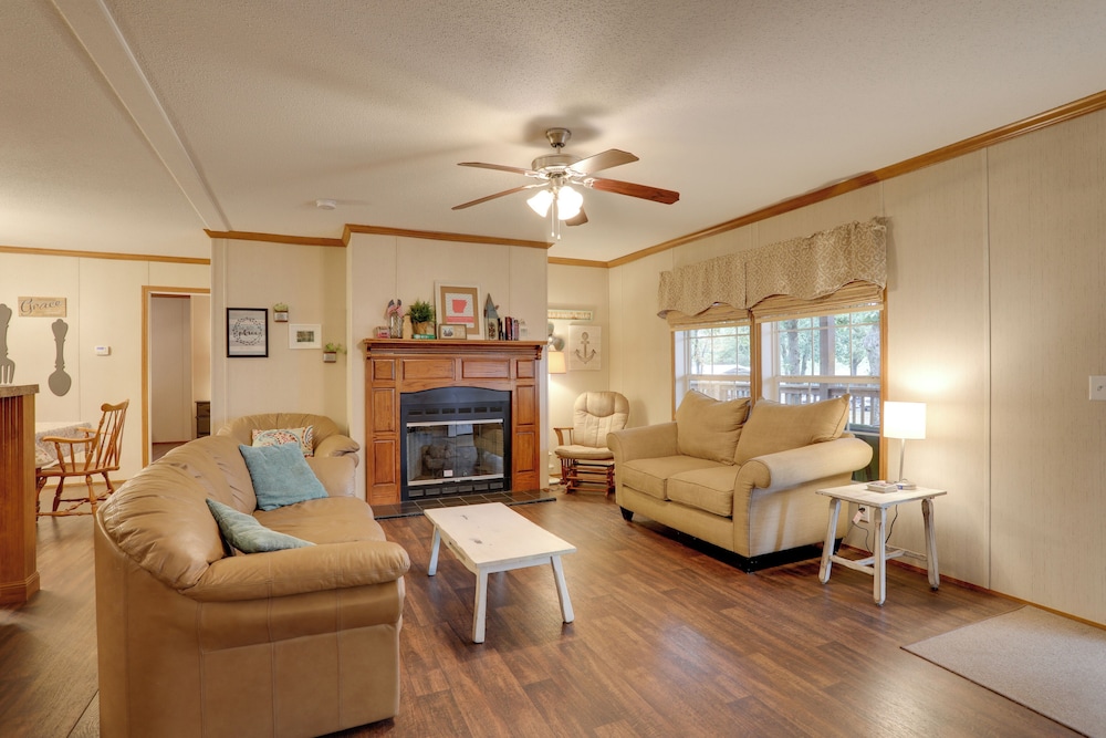 Greers Ferry Lake Access: Cabin w/ Boat Slip!