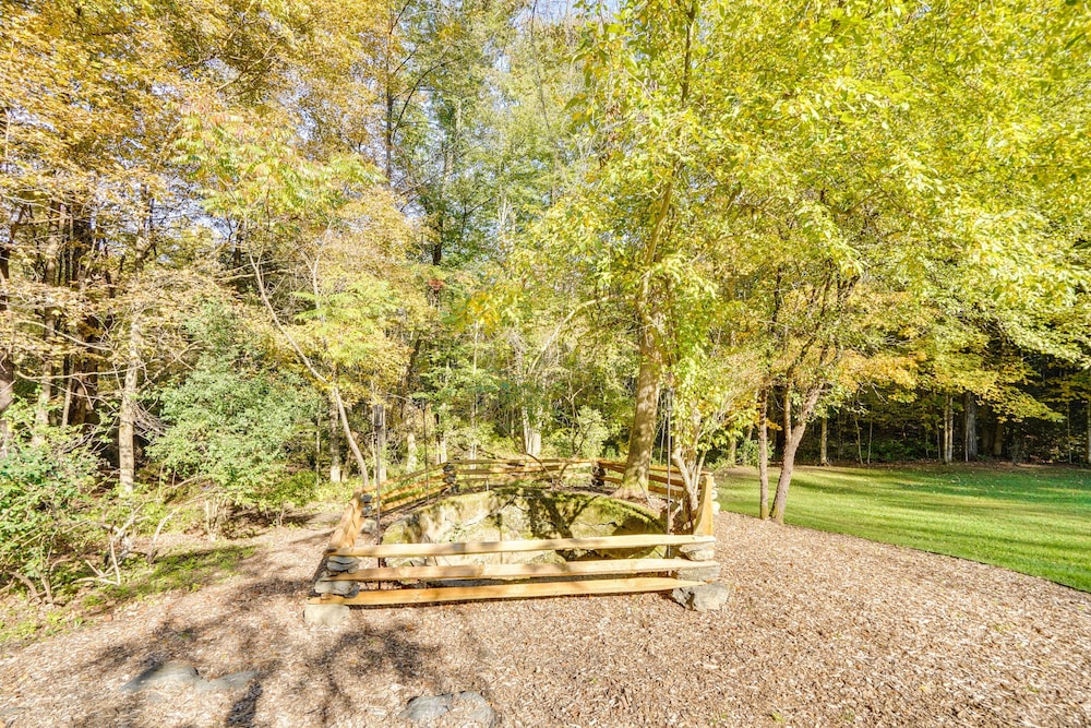 Tranquil 3 BR Stockbridge House w/ Private Deck!