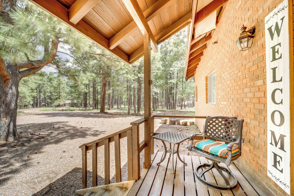 Fire Pit & Grill: Spacious 'forest Lakes Chalet'