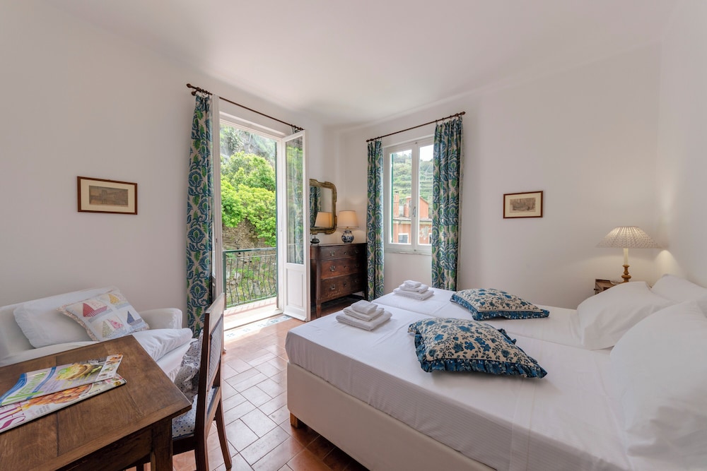 Vernazza Apartments