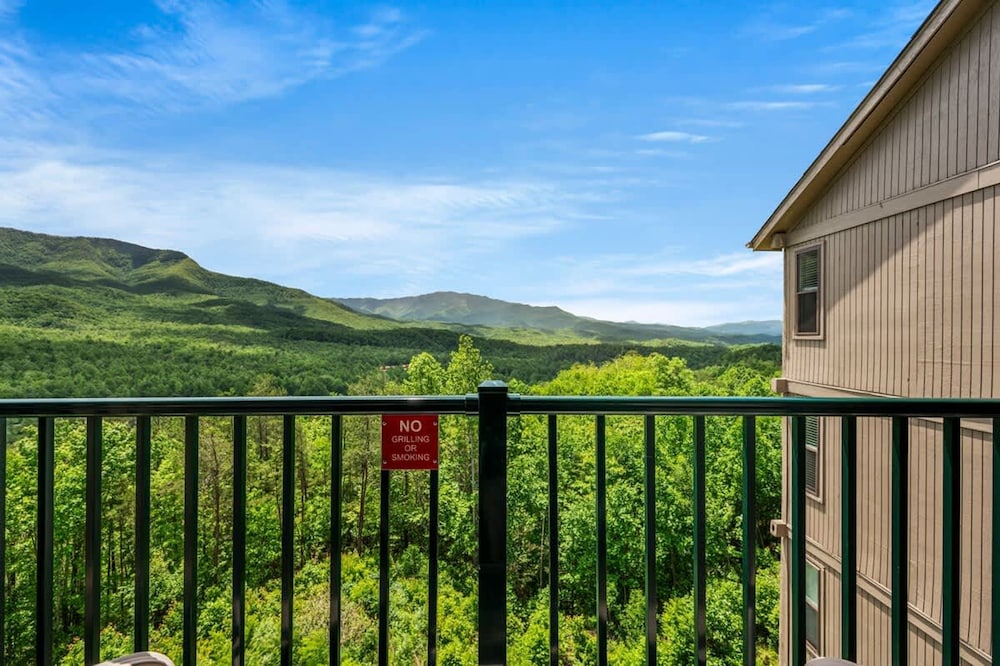 Sleeps 6 Mountain Views Heated Pool Playground