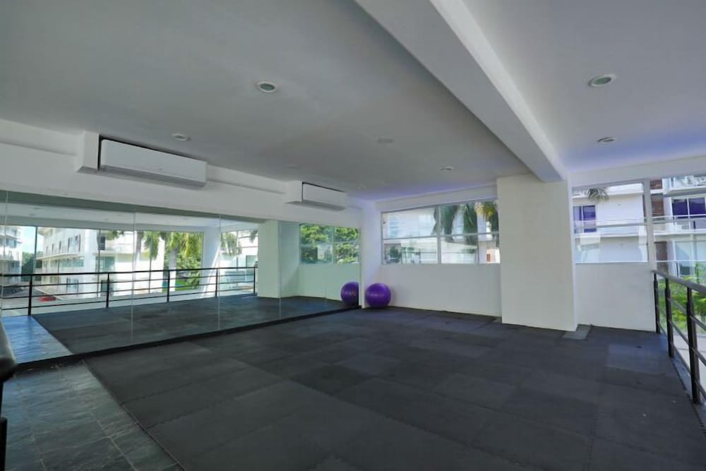 Spacious Condo with Gym & Pool Cancun
