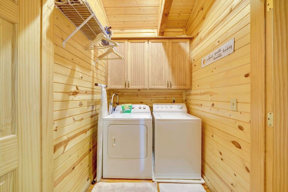 3 Mi to State Park & Lake: Broken Bow Cabin!