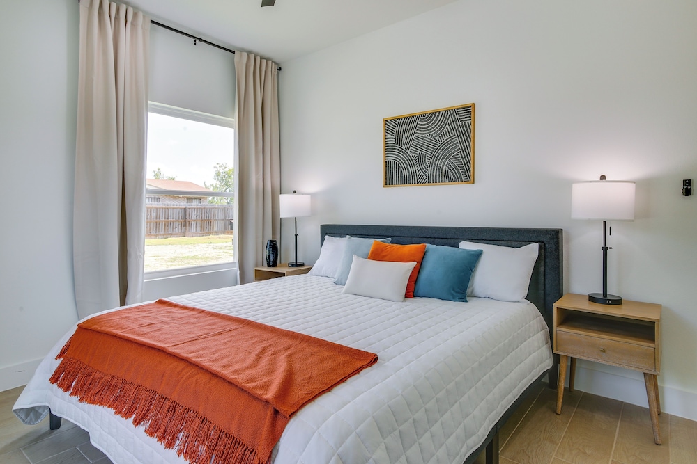 Modern Comfort: Brownsville Home Near Dtwn