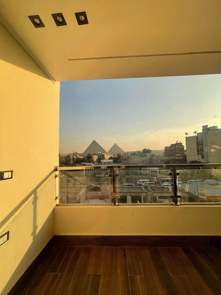 Roone Pyramids View Inn