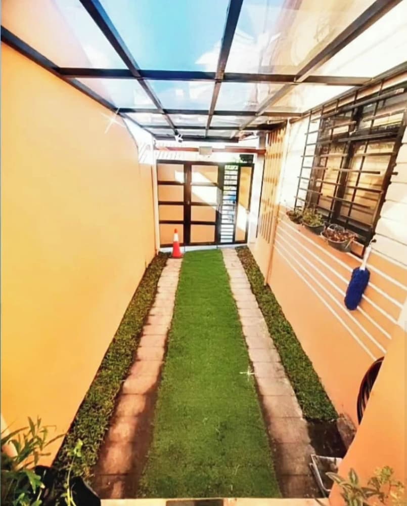 3 Bedroom Fully Furnished Aircon House With Free Car Park