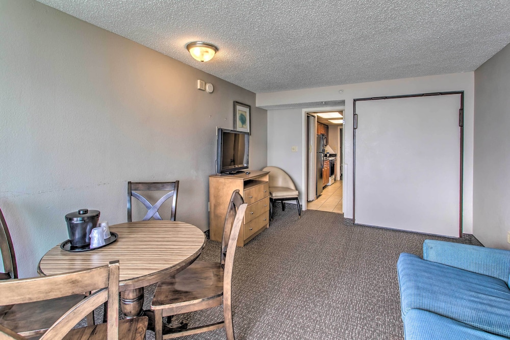 Breezy Landmark Resort Condo w/ Oceanfront Lanai!