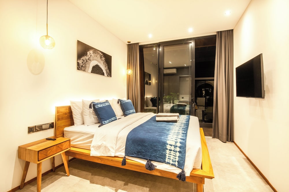 Seaside Escape: 4BR Villa, 190m to Canggu Beach