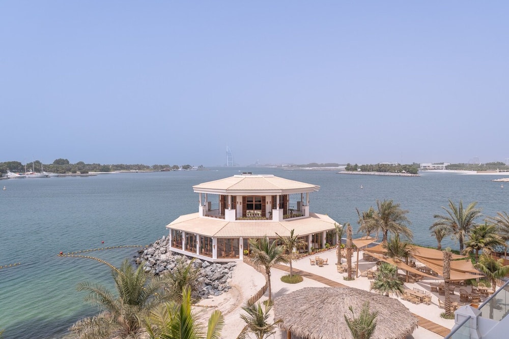 Peaceful and Airy 1-bedroom Apartment With the Palm Beach View