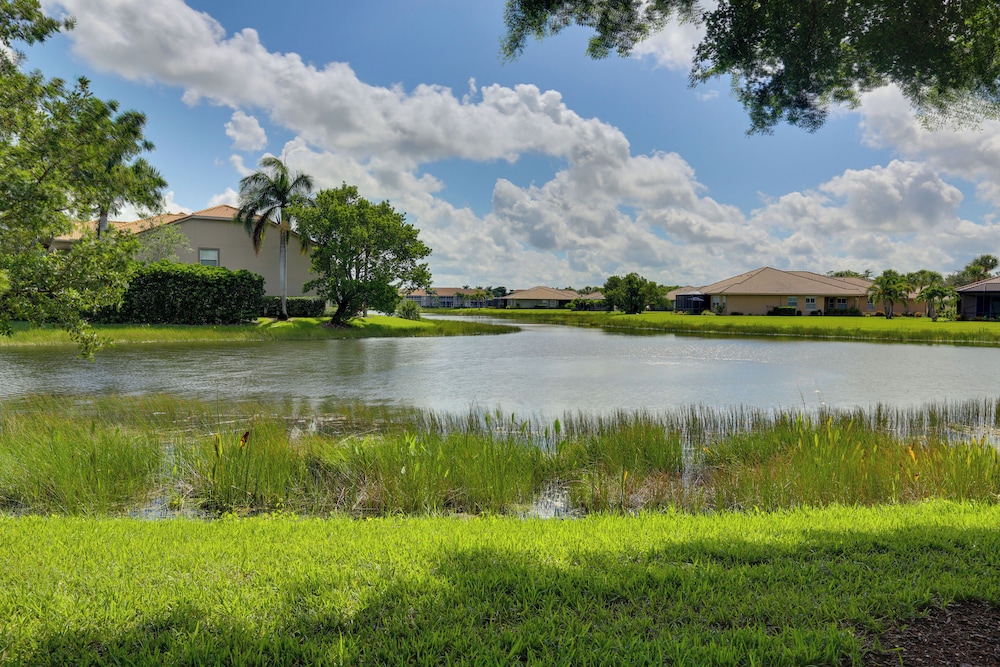 Lake View & Screened Balcony: Estero Getaway!