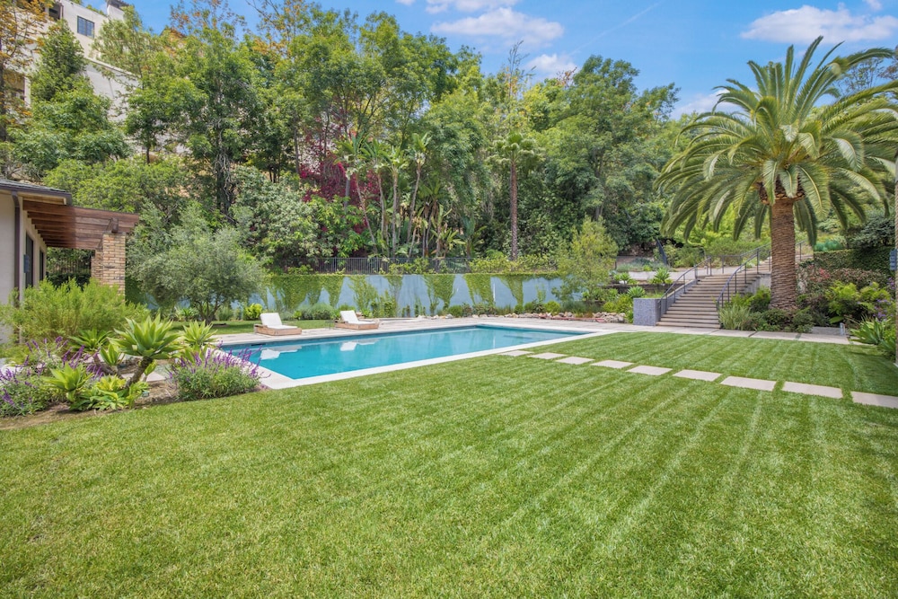 Bowmont - Resort-style Beverly Hills Escape w/ Pool, Garden and Privacy