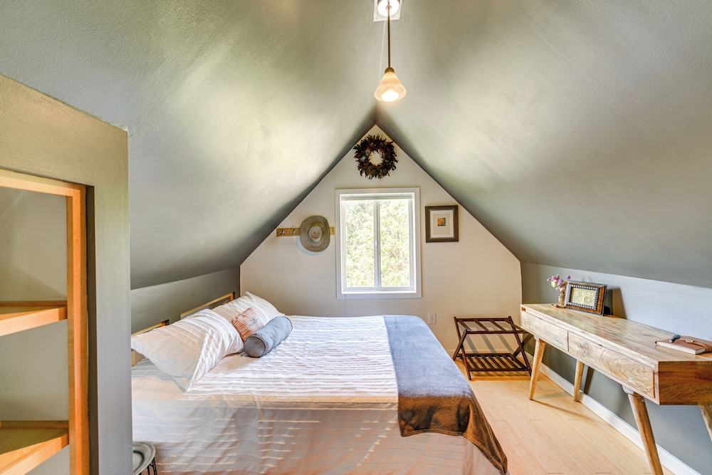 1 Mi to Black Sands Beach: Dreamy Coastal Cottage