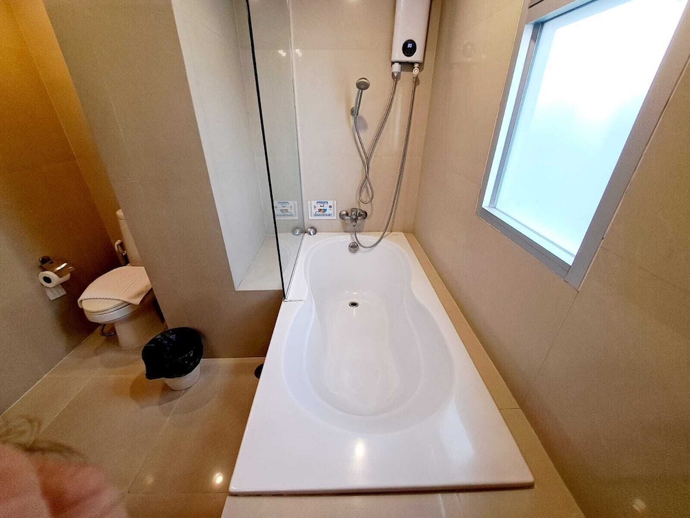 6C - 2 Bedroom Downtown Apartment With Shared Pool