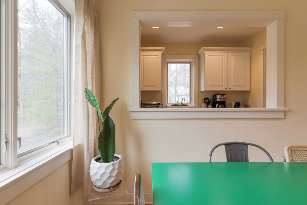 Pool+hot Tub, Firepit Near Hikes, Shops, Dining Cragswood Lodge by Avantstay