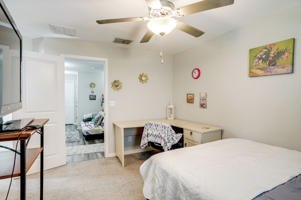 4 Mi to Brandon Exchange: Resort-style Townhome!