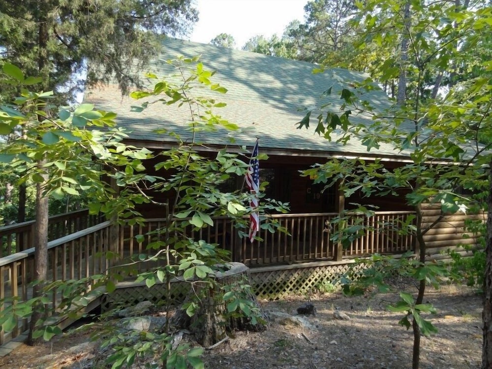 One bedroom, one bath log-sided cottage with private hot tub on Lake Ouachita. by RedAwning view 4