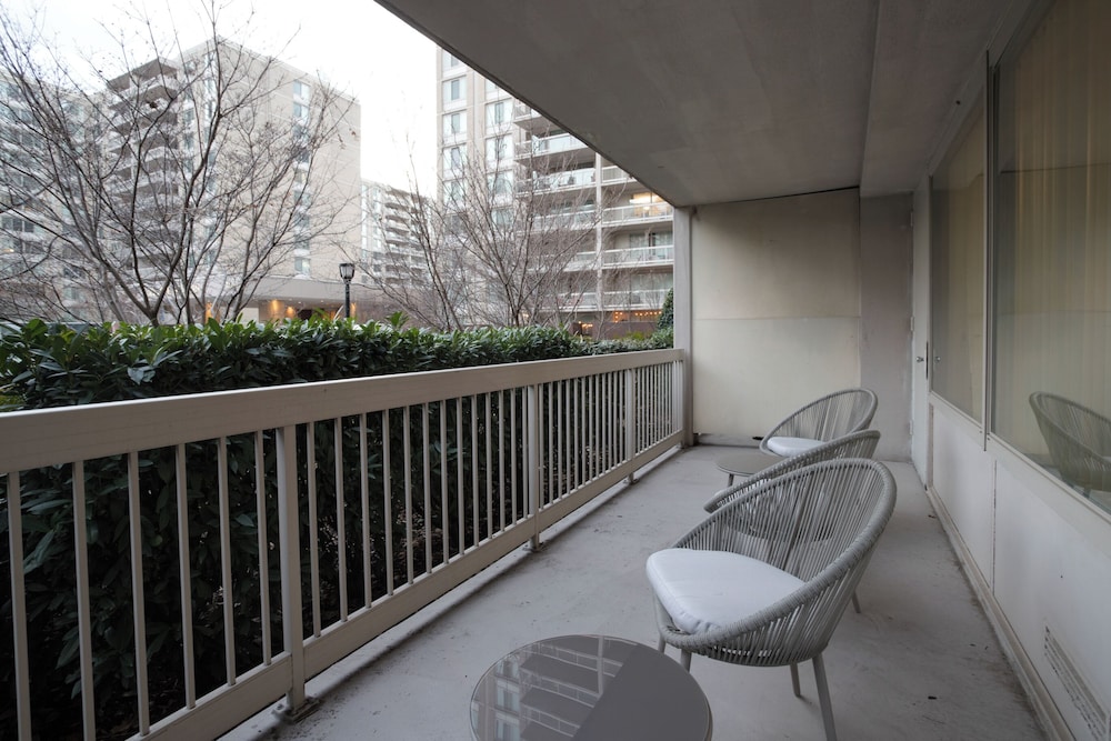 Modern Apt Near Airport in Cystal City