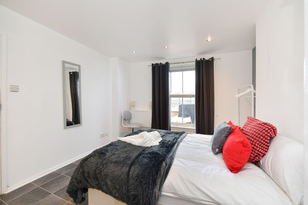 Impeccable 4-bed House With Garden in Brixton