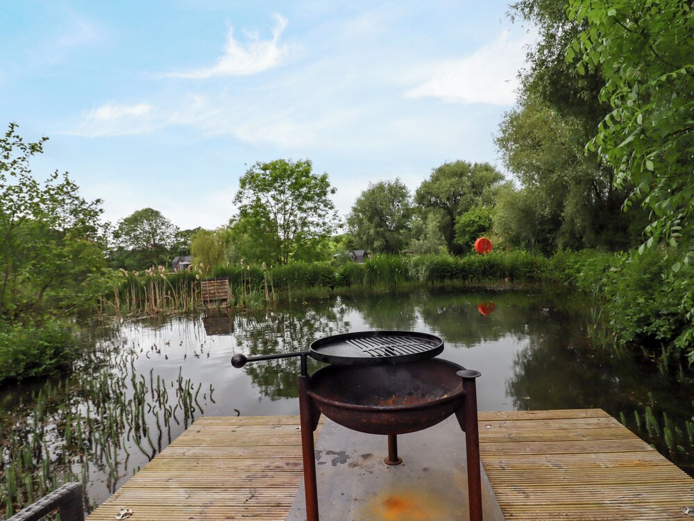 The Shepherds Hut at Bridge Lake Farm & Fishery