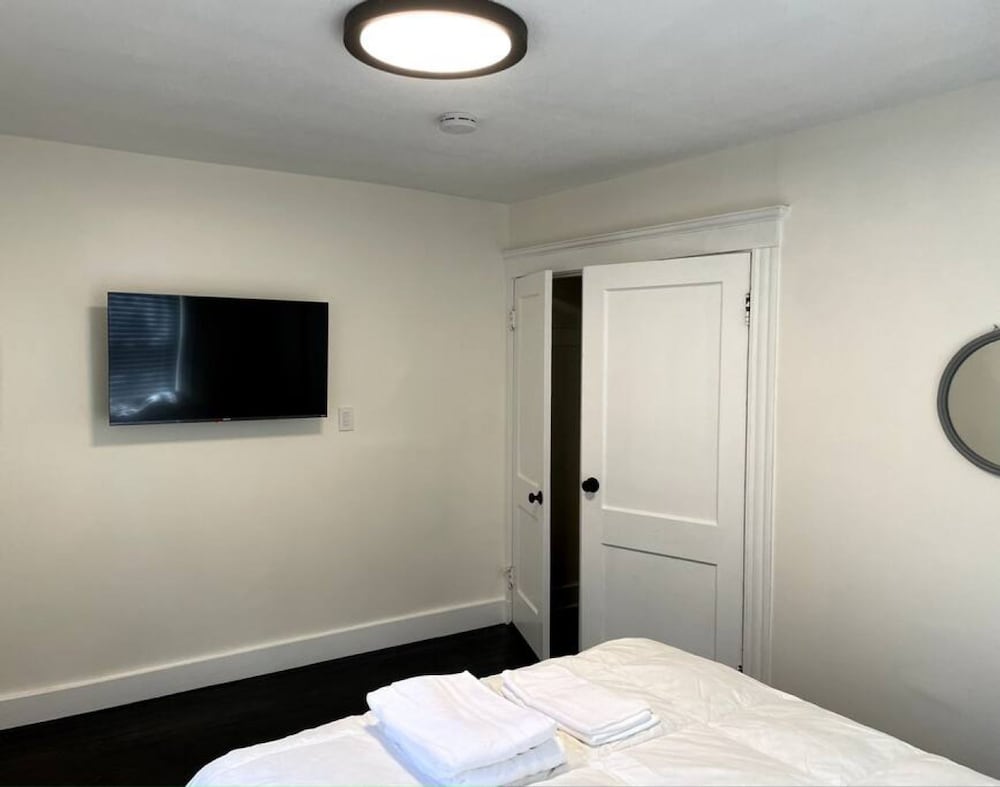 Modern Two Bedroom Condo - Near Boston