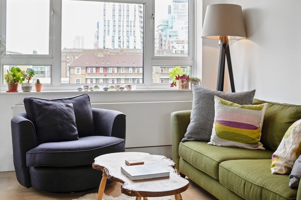 Lovely 2 Bed Apartment w Balcony nr River Thames