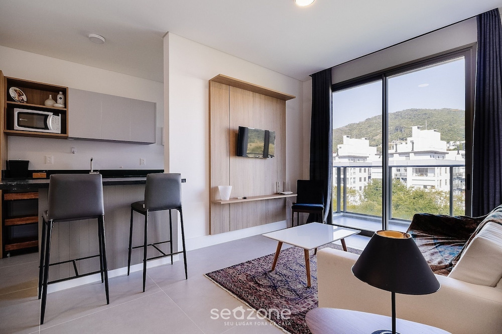Stay in a Building With a Pool, Gym, and Leisure - SSL