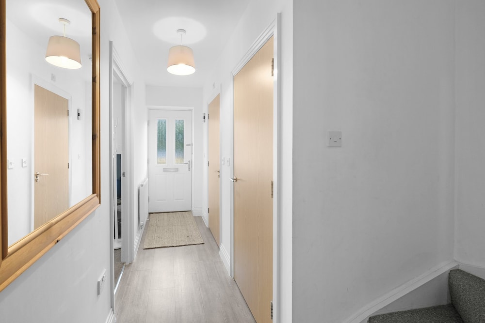 Spacious 6 Bedroom House in Denton Way