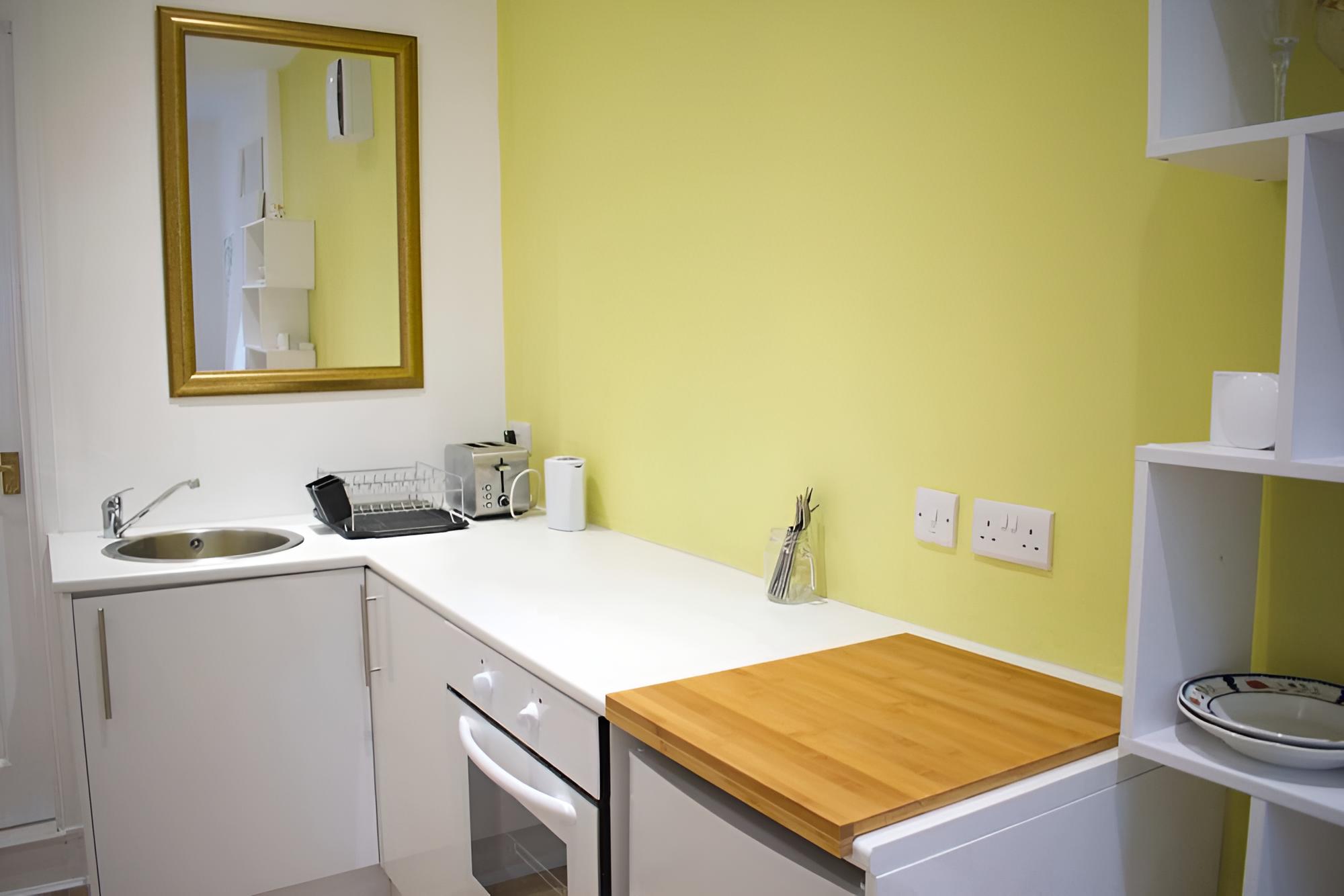 Bright Comfortable Studio Apt in Leith view 2