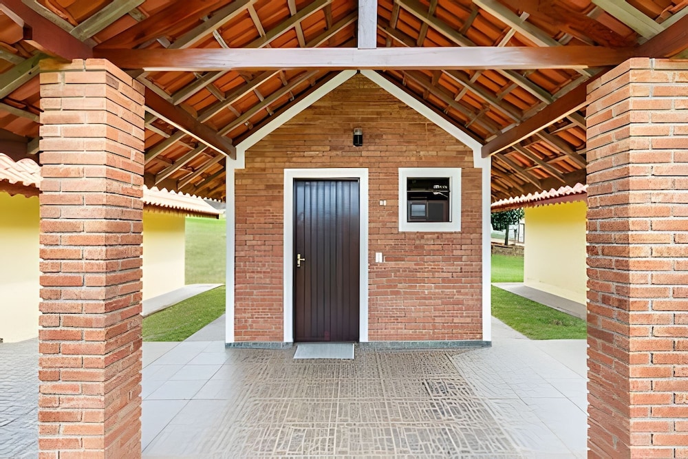 Chácara com 4 Chalés grande piscina
