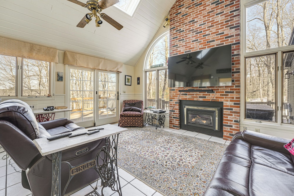 Waterfront Home w/ Boat Dock & Sunroom in Gardiner