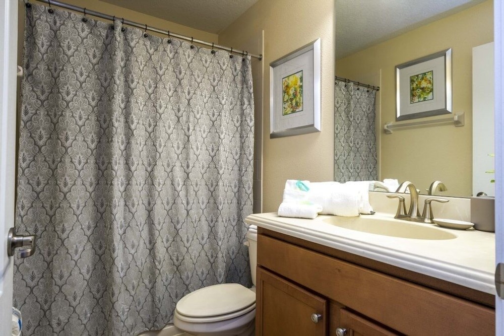 Family Pool Home Near Disney!! Modern Decor, Bbq ,resort W/ Tons Of Amenities! 6 Bedroom Home