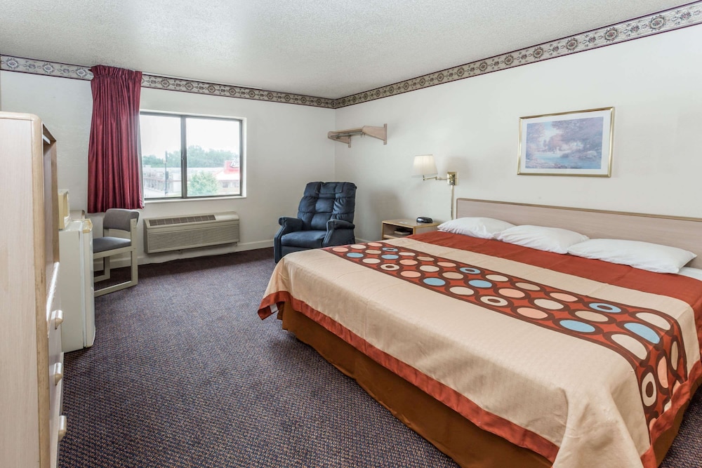 Super 8 by Wyndham Morris view 3