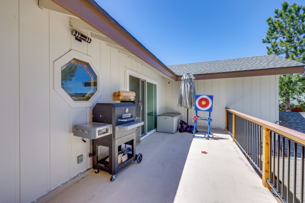 Walk to The Village Shops/eats: Big Bear Lake Home