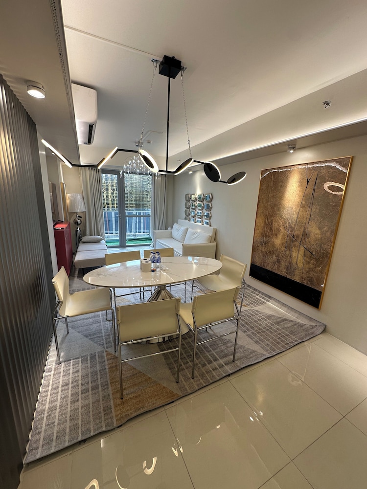 Luxury Penthouse & High-Floor Hotel near City of Dreams, Airport, Okada, and Solaire Casino