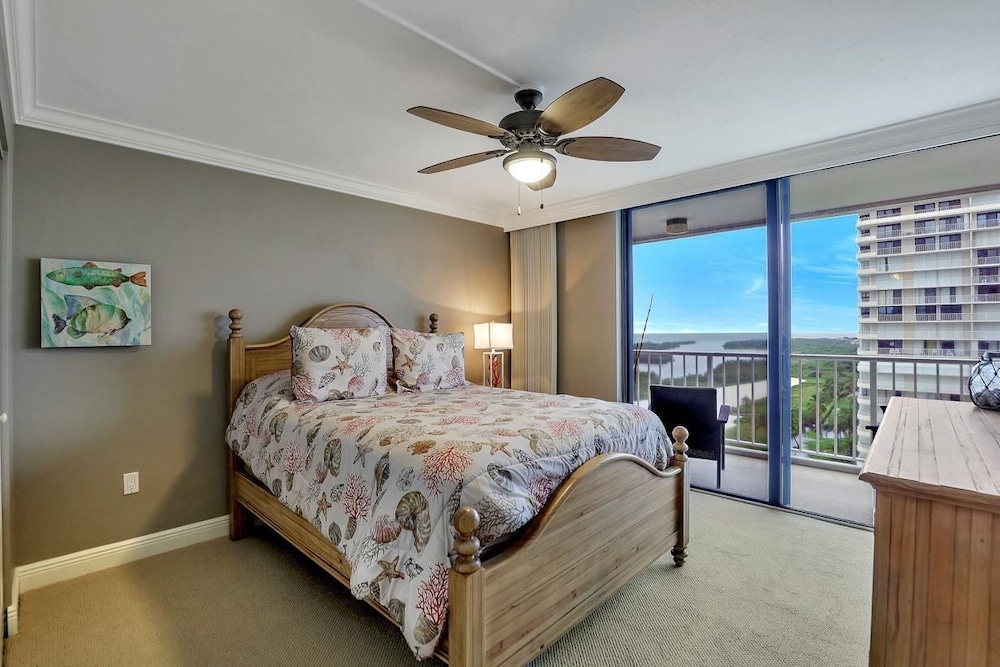 Beachfront Condo With Panoramic Ocean Views and Pool view 4