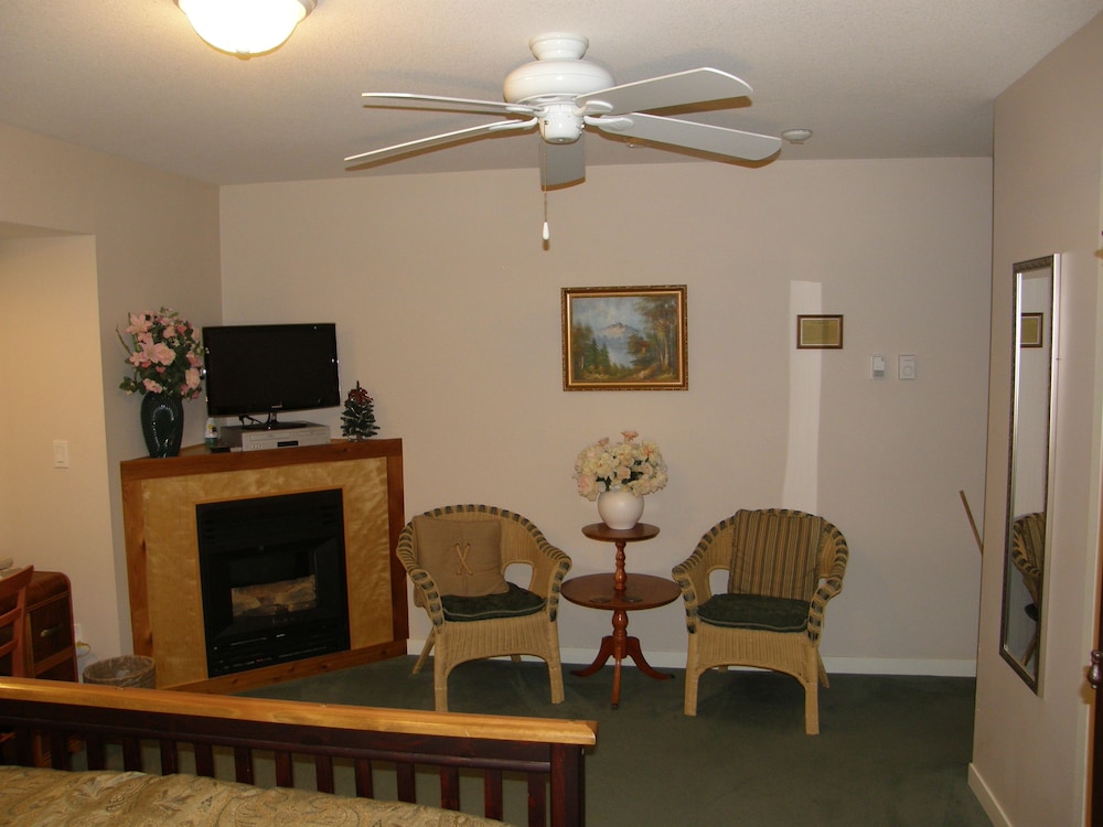 Cedar Wood Lodge B&B
