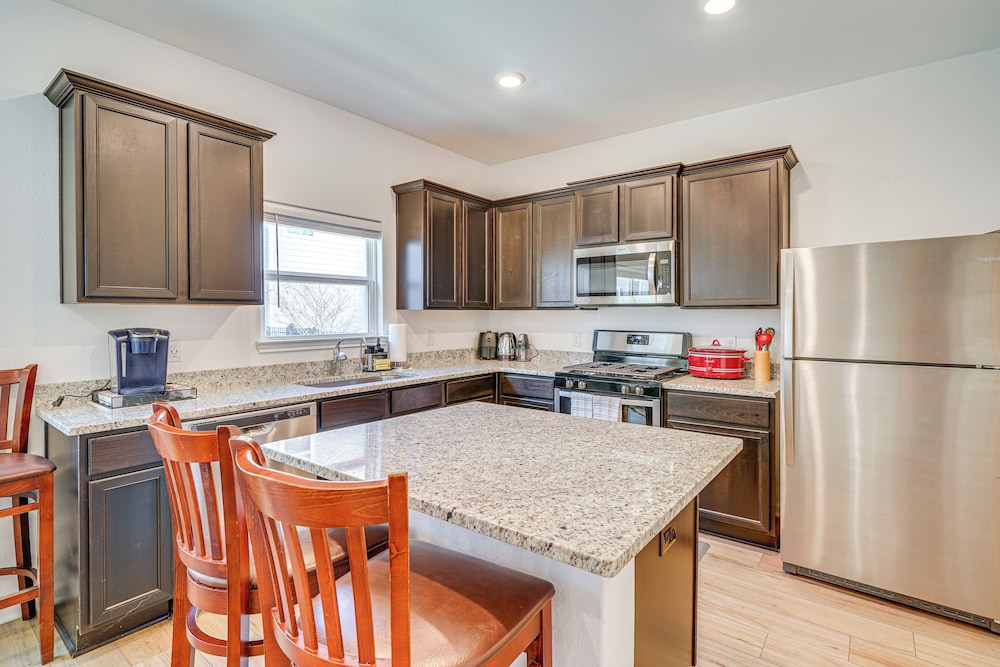 8 Mi to Lackland Afb: Pet-friendly Home w/ Yard!