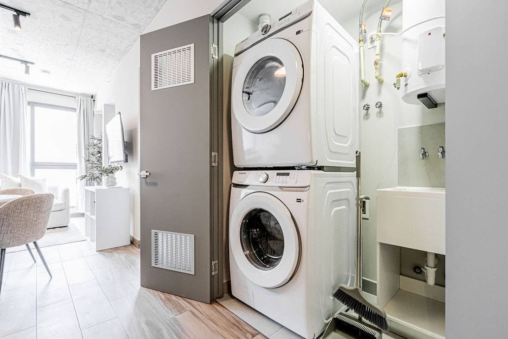 w Splendid 1BR in the Heart of Centriqo