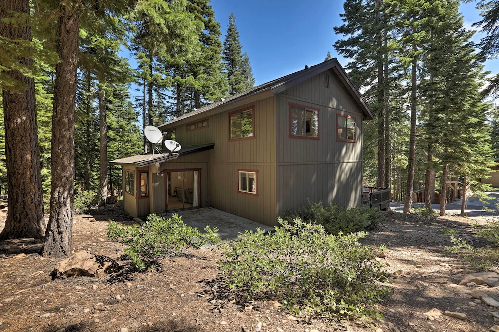 North Lake Tahoe Cabin: 4 Mi to the Beach! view 5
