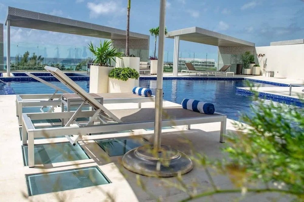 1 Br Steps From the Beach Roof w Ocean View