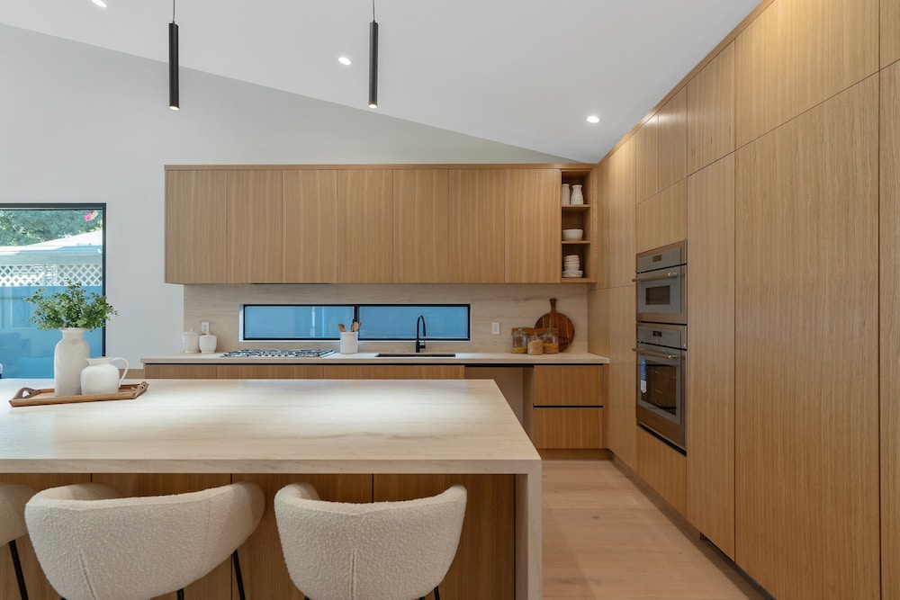Noble Modern - Urban Sanctuary in Sherman Oaks With Poolside and Patio