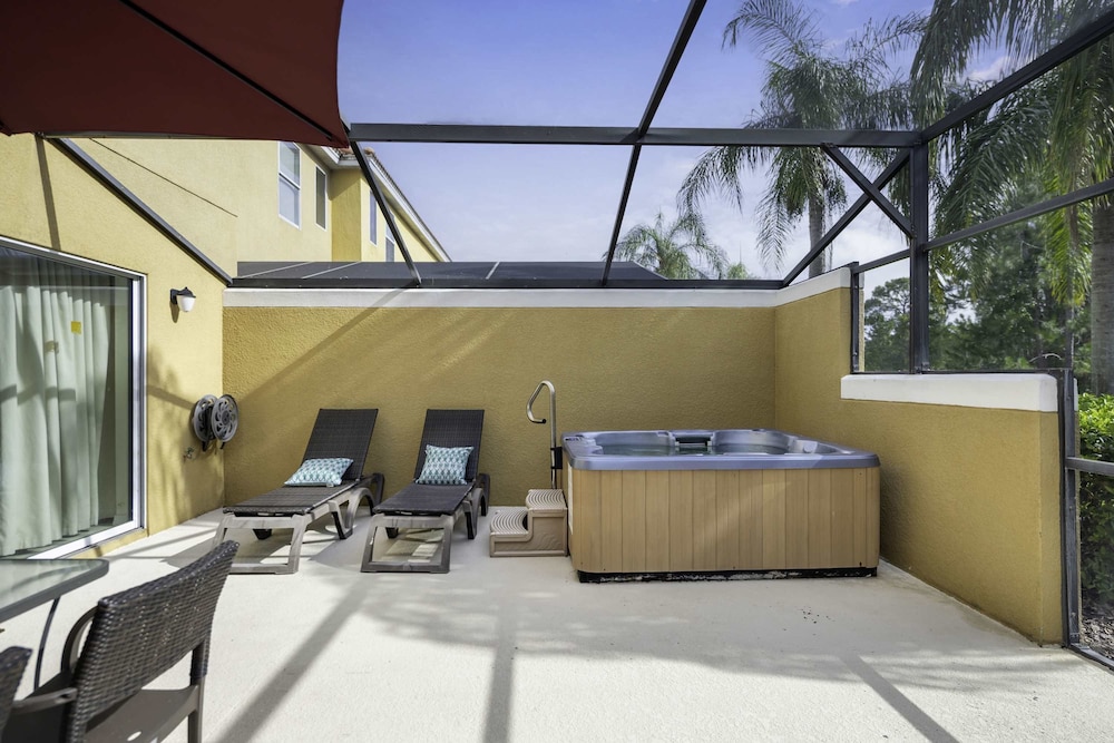 10 Min to Disney Cozy Townhome Jacuzzi