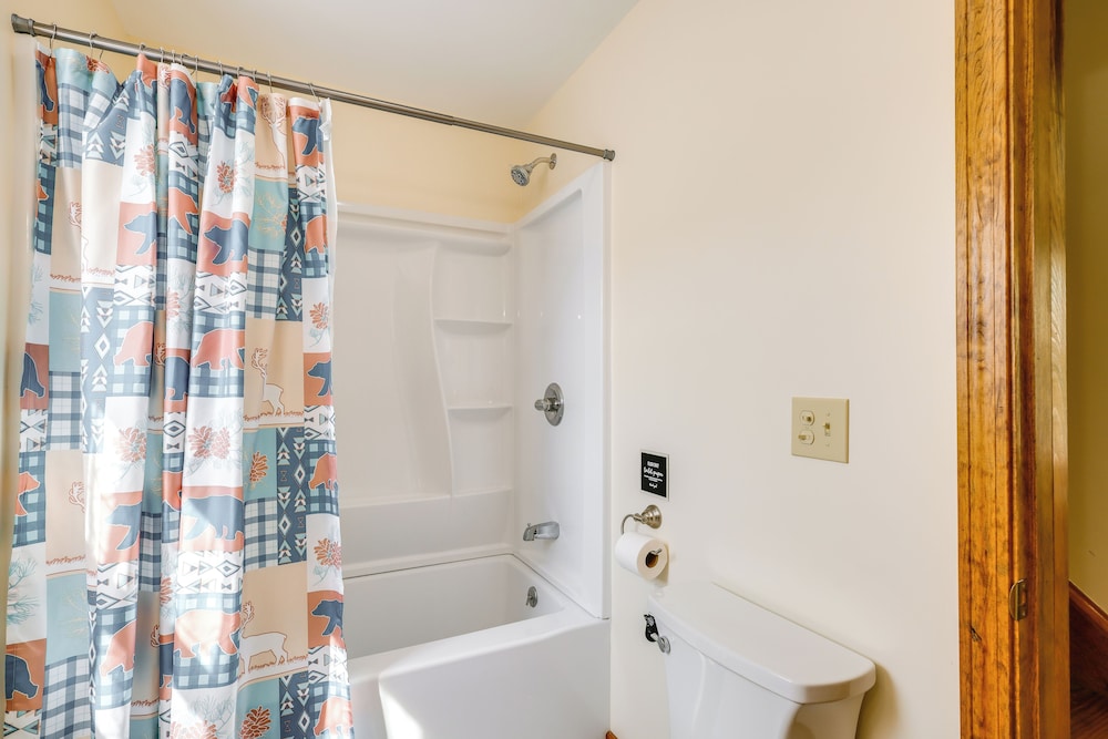 4 Mi to Dtwn Granville: Family Home w/ Deck!