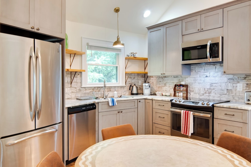 Getaway w/ Guest House - 6 Mi to Lake Glenville!