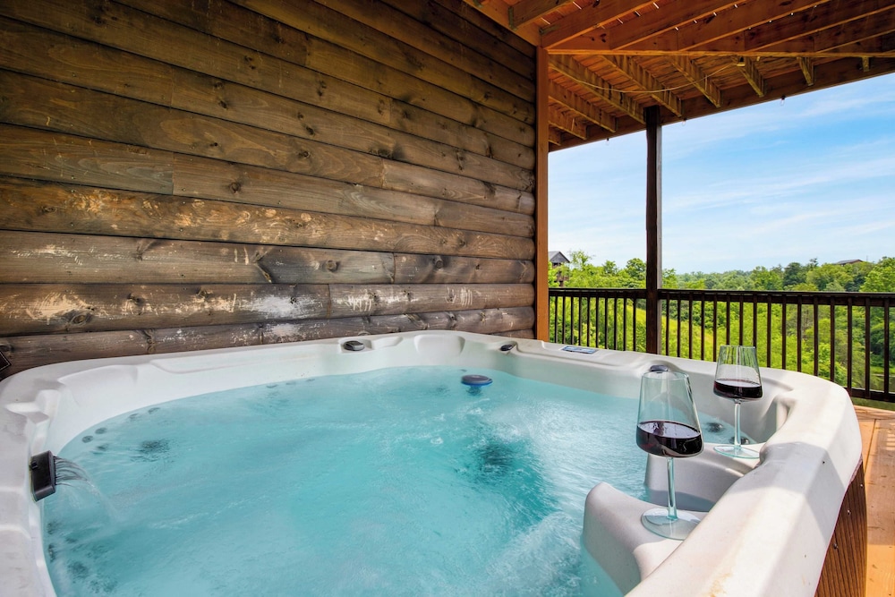 Lions Landing by Avantstay Sleeps 18 Hot Tub Game Room Views Near Pigeon Forge