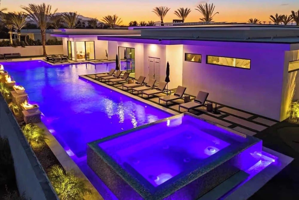 Sleeps 20 7-bedroom Villa w/ Pool, Putting Green & Hot Tub Bravo Villa #11 by Avantstay