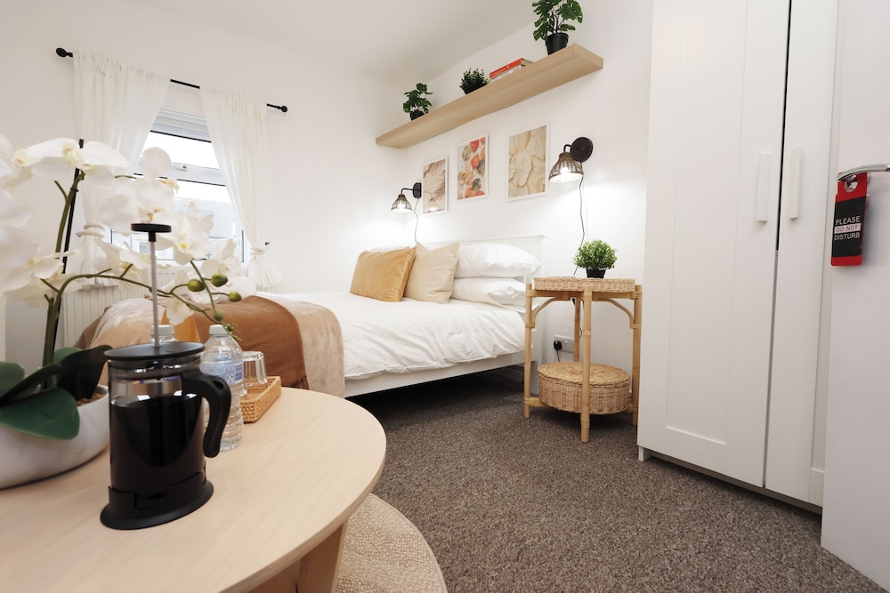 Cardiff Guesthouse & On-Street Parking