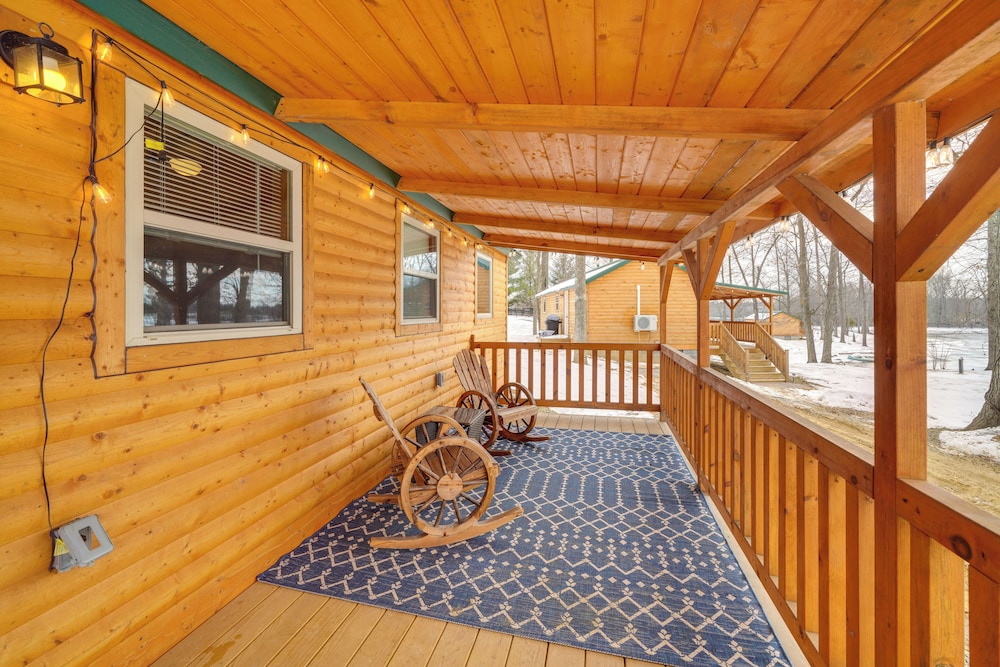 La Grange Cabin on a Racehorse Farm w/ Pond Views!