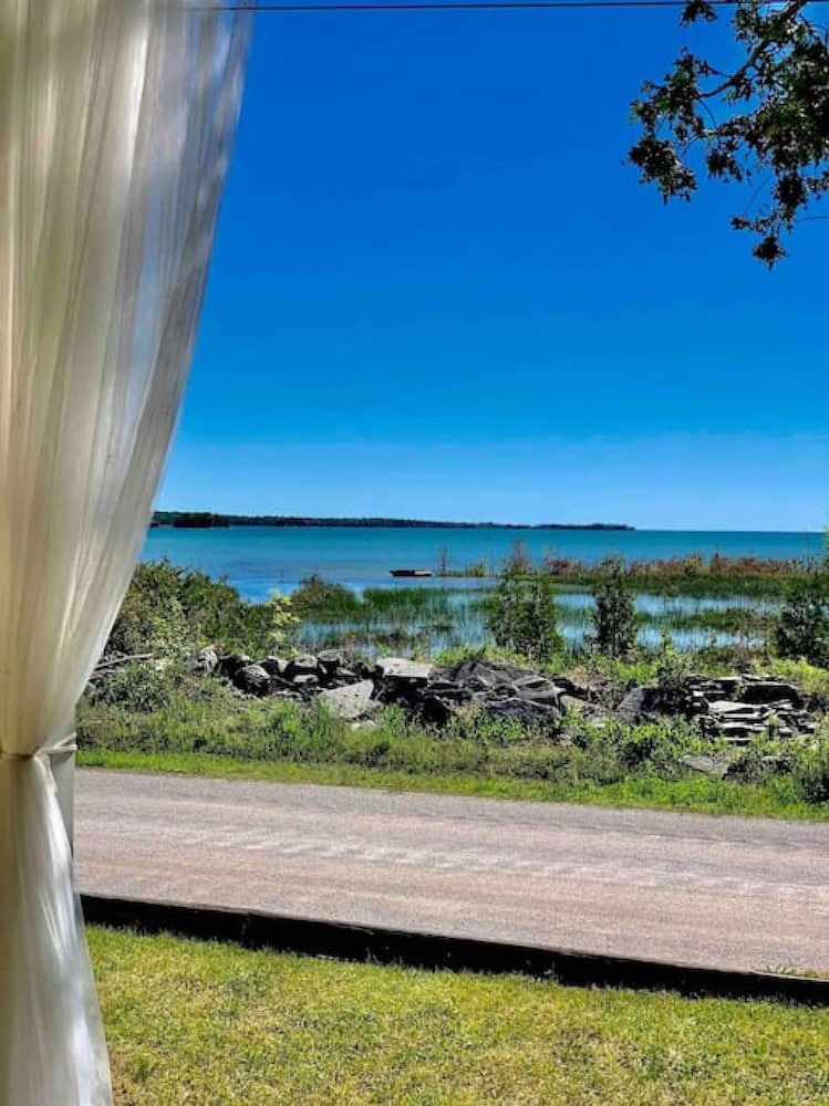 Hot Tub Waterfront Cottage - Near Sauble Beach