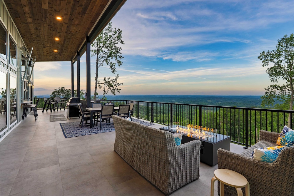 Luxury Group Retreat w/ Indoor Pool, Arcade & 56-mile Views Grand Vista Retreat